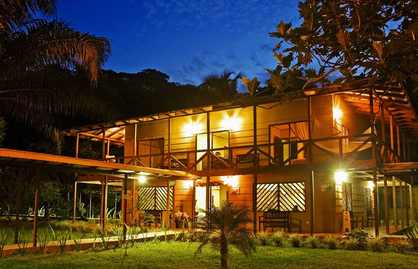 Manatus Hotel - a luxury hotel in Tortuguero National Park