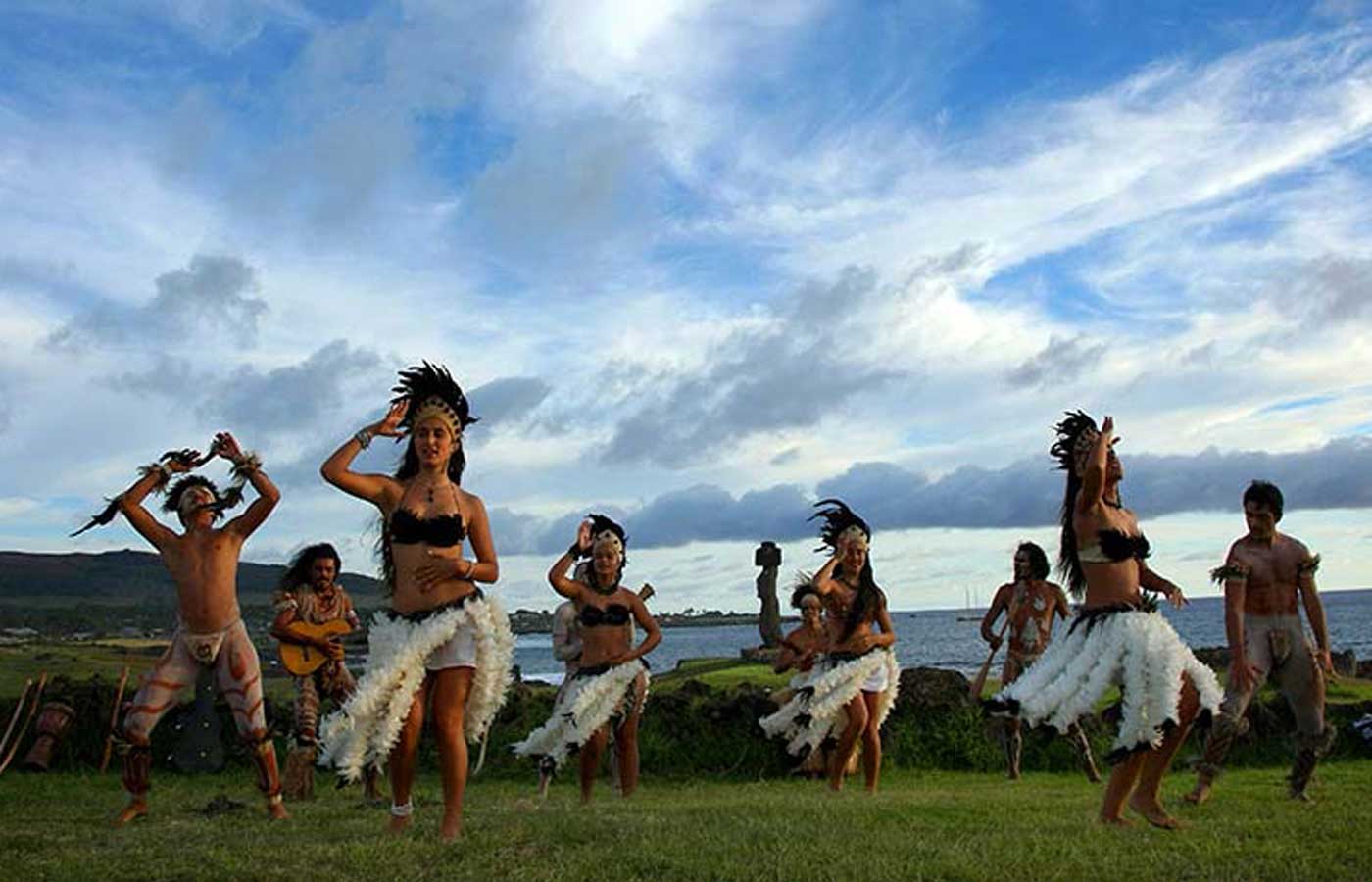 Dancing ladies, Easter Island, Chile - Humboldt Travel